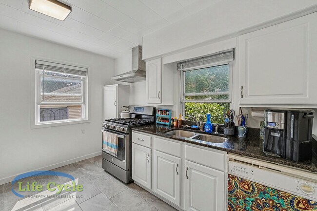 Building Photo - 2052 Collingwood Ave SW