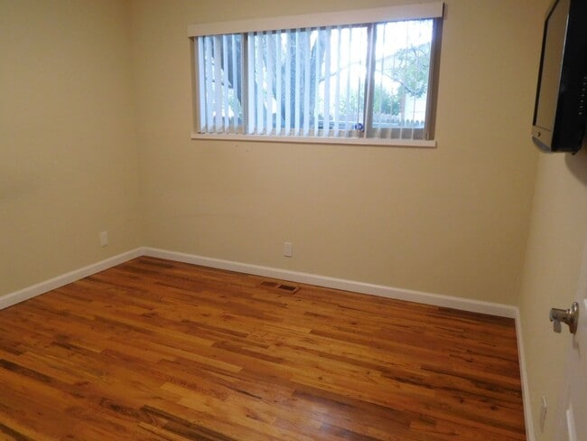 Building Photo - UNR friendly 3 Bedroom , 2 Bath close to campus