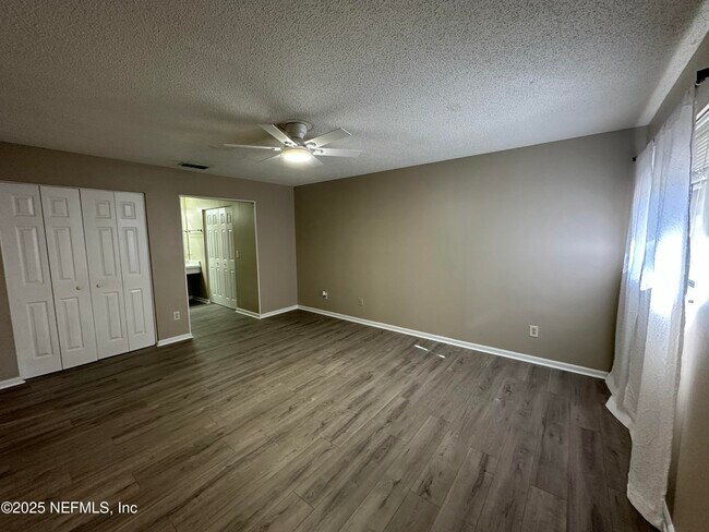 Building Photo - 3801 Crown Point Rd