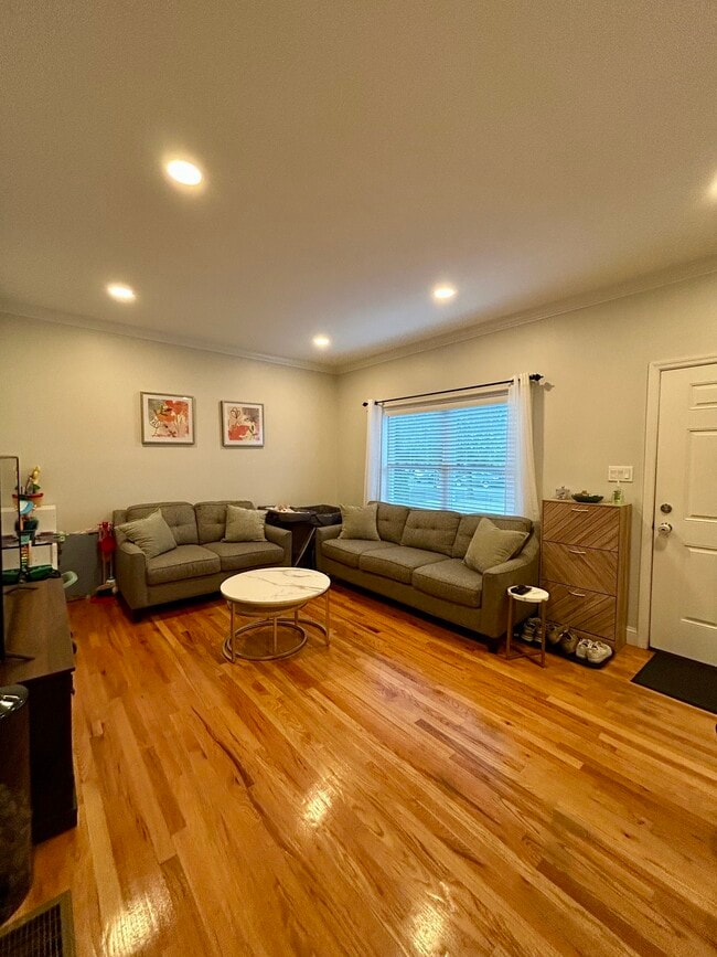 Building Photo - 14 Linden St