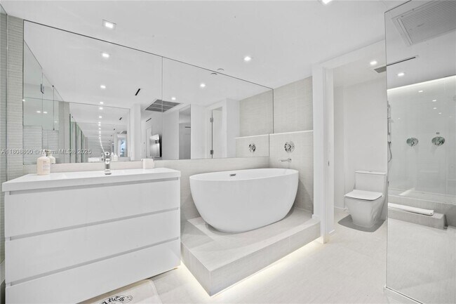 Building Photo - 2301 Collins Ave