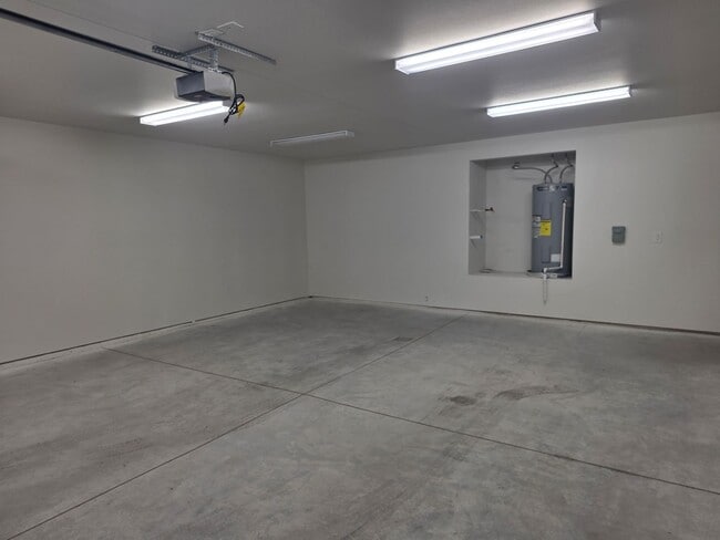 Building Photo - 195 Hacienda Loop