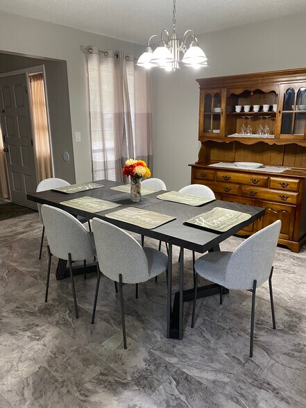 Dining room - 11717 Douglas Ln