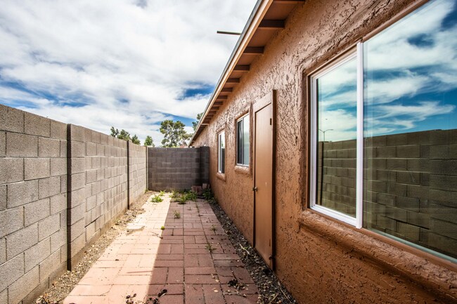 Building Photo - 3Br in gated community
