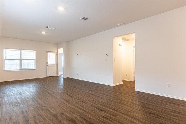 Building Photo - 175 Silver Springs Bend