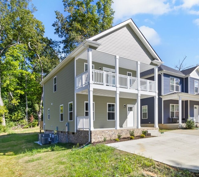 Building Photo - Close to Downtown! Home with 3 Bedrooms and 2.5 Baths.