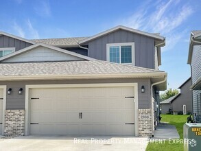 Building Photo - Large 3 Bedroom 1.5 Bathroom Townhome in S...