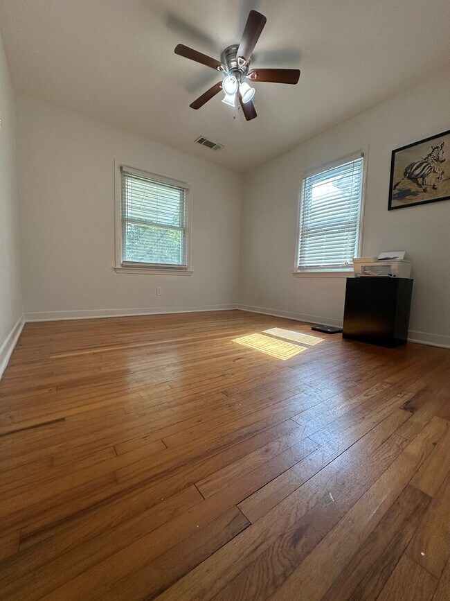 Building Photo - 3 BED | 1 BATH | SPACIOUS GATED BACKYARD |...
