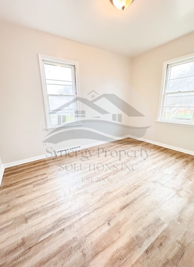 Building Photo - Crestline Home Available Now