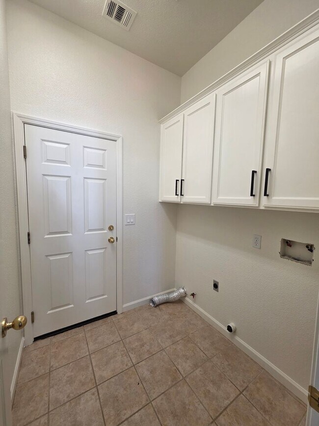 Building Photo - 3 bedroom 2 bathroom in a desirable SE Vis...
