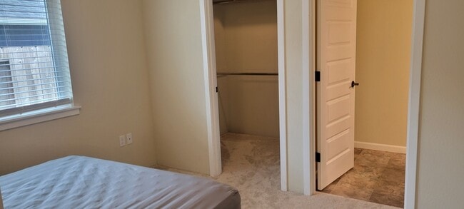 Building Photo - 108 SW Little Meadow Ln