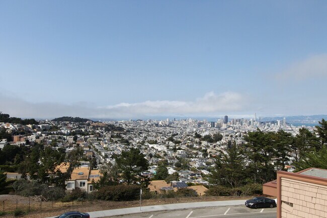 Building Photo - Epic REA: Top Floor 2 BR/2 BA Condo, Pano Views, Balcony, 3-4 Pkg, Storage