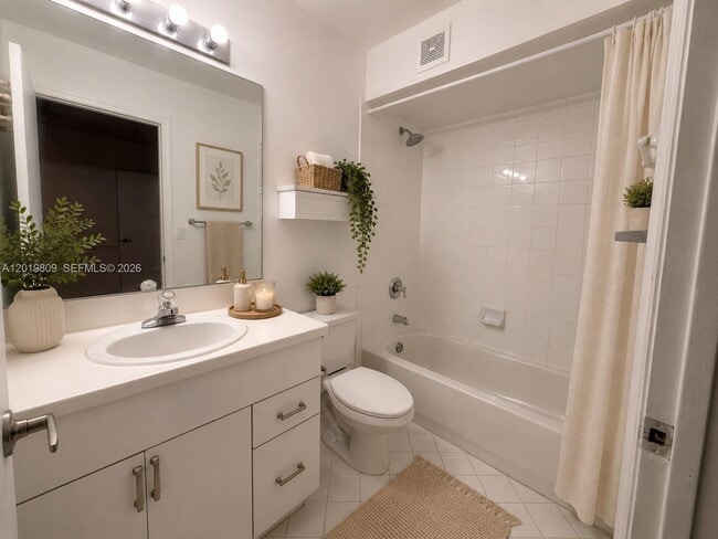 Building Photo - 2078 Madeira Dr