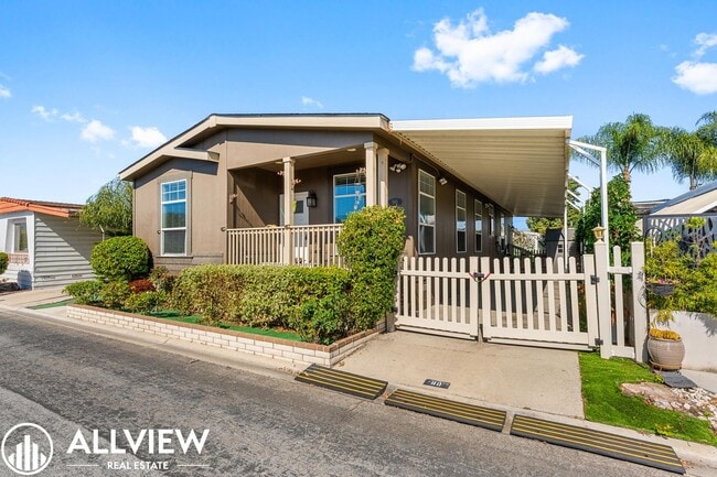 Building Photo - Stylish and beautiful 3-Bed Home with Land...