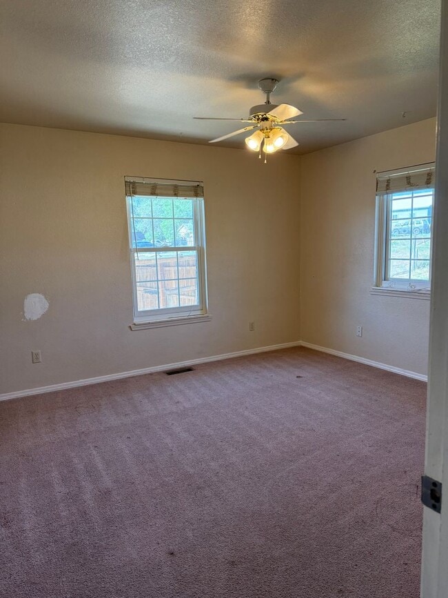Building Photo - 3 bed, large yard