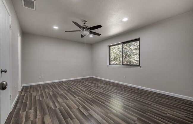 Building Photo - 9223 Ridgeland St