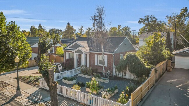 Building Photo - Stunning Single Family Home In Excellent L...