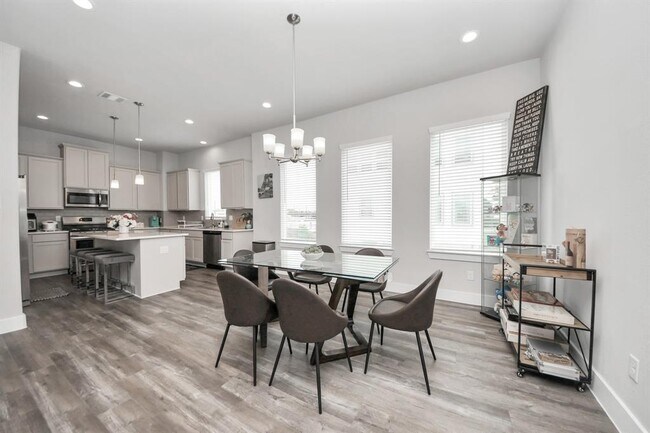 Building Photo - 1743 Cove Cres Ct
