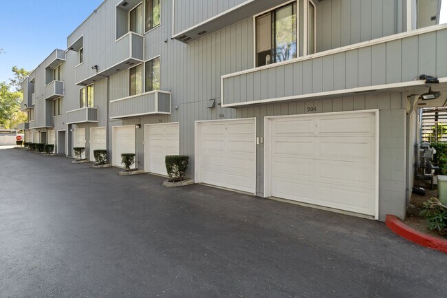 Building Photo - 906 La Barbera Dr