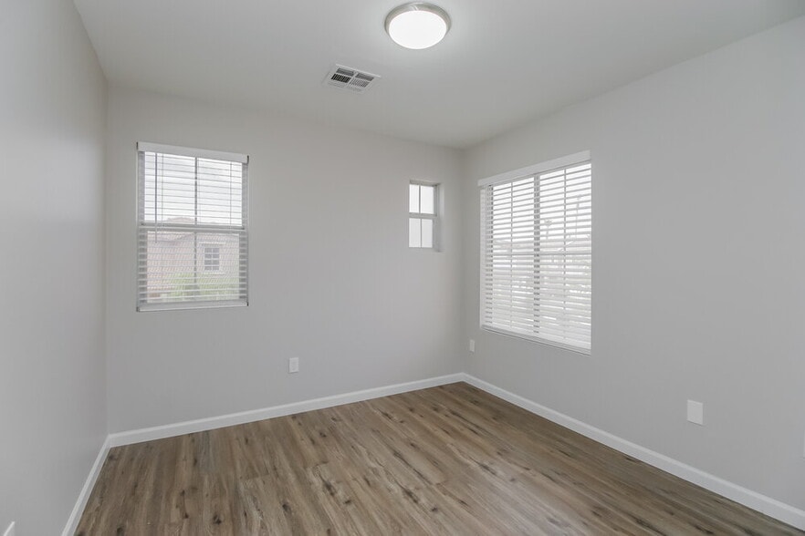 Building Photo - 8739 E Lindner Ave