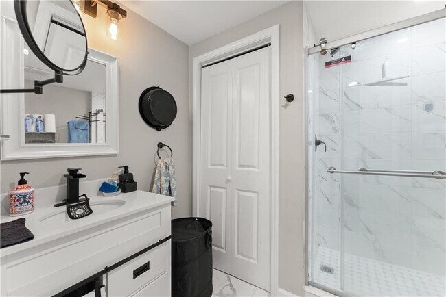 Building Photo - 156 Round Pond Dr