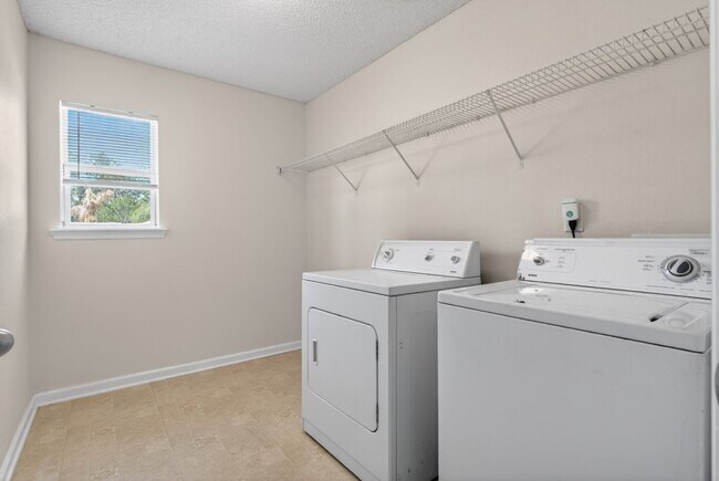 Building Photo - Great location! Great price! Great home!