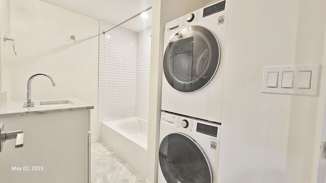 Building Photo - Modern 1 Bed, 1 Bath in Prime Roosevelt Location
