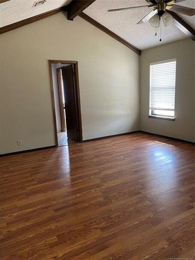 Building Photo - Spacious one-story with 4 bedrooms.