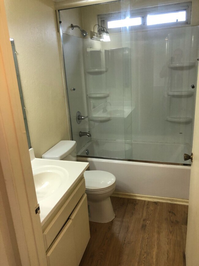 Bath - 8733 Ramsgate Ave