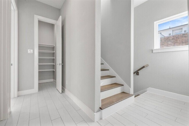 Building Photo - 6106 Clarkson Ln