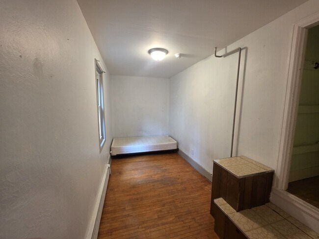 Building Photo - 2305 1/2 2nd Ave W