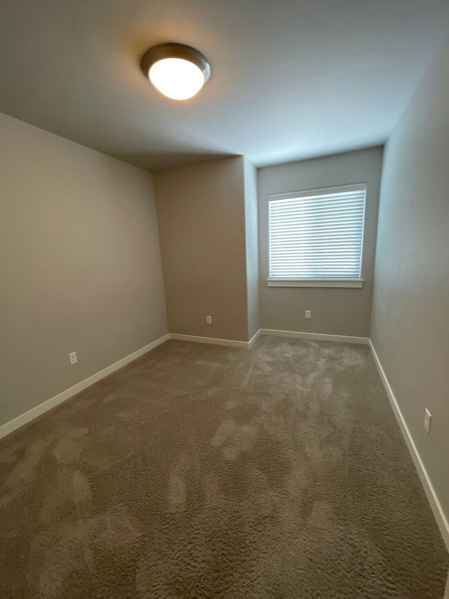 Building Photo - 3 Bedroom Townhome  in SW Redmond  - Parkl...