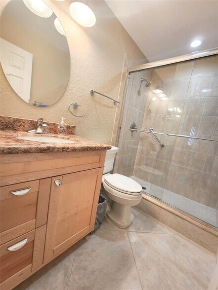 Building Photo - 6281 Bay Club Dr