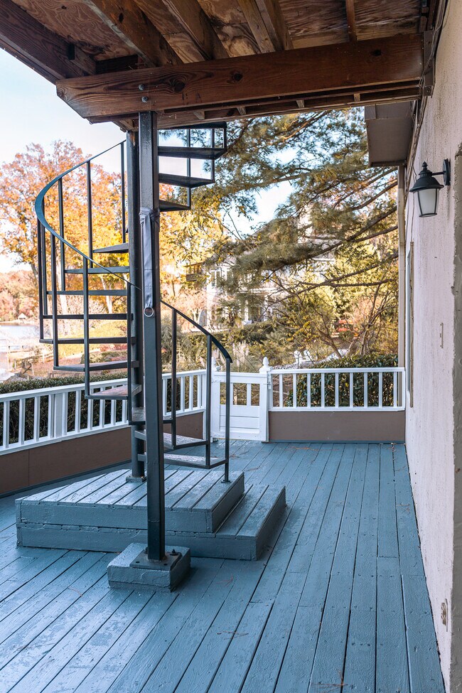 Building Photo - 9808 Emerald Point Dr