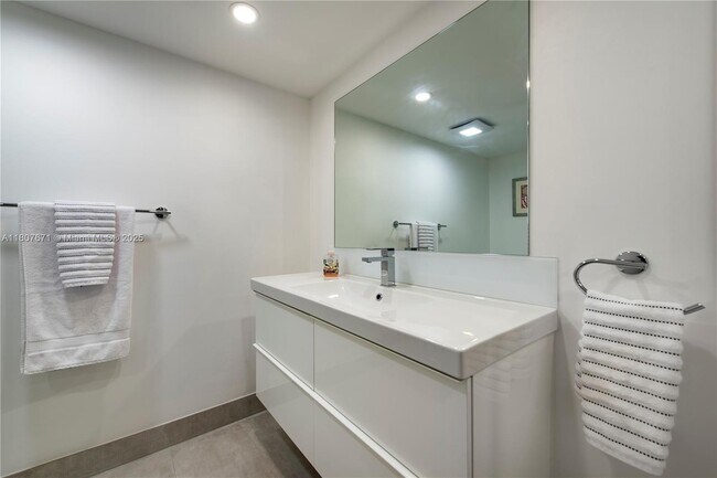 Building Photo - 12000 N Bayshore Dr
