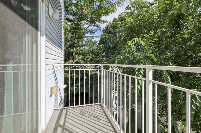 Building Photo - 131 Zabriskie St