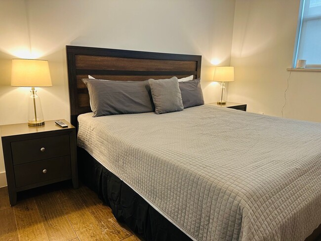 Building Photo - Modern 1 Bedroom in The Cedars