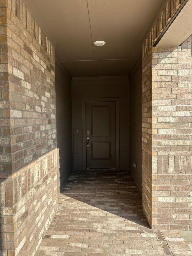 Building Photo - Sign by 9/15 and receive $250 off!