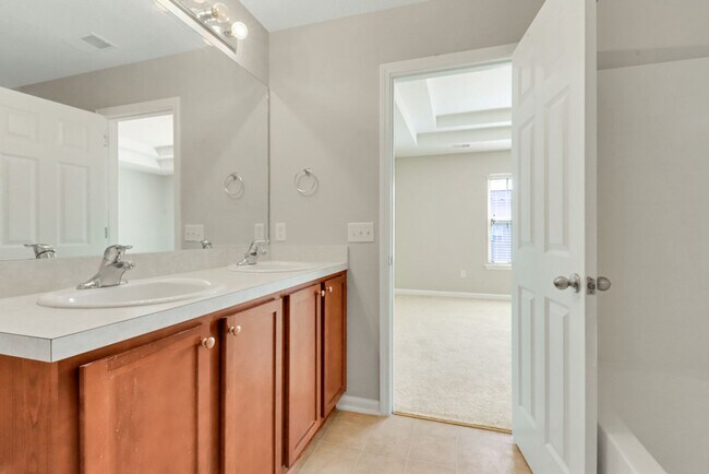 Building Photo - 3 Bed, 2. 5 Bath Like New Townhome in Richmond Hill