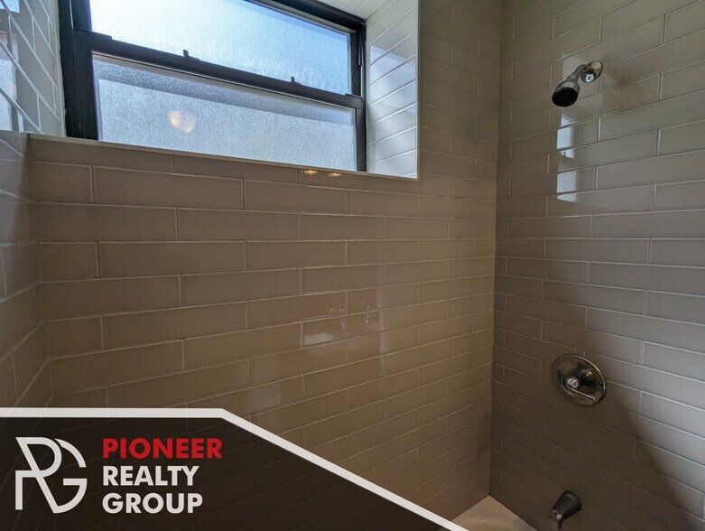 Building Photo - 2822 N Mildred Ave