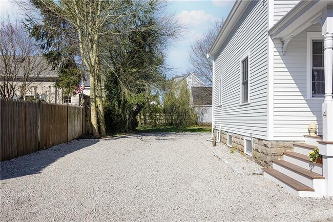 Building Photo - 4 Gladding Ct