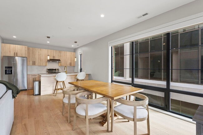 Building Photo - 6246 N Pulaski Rd