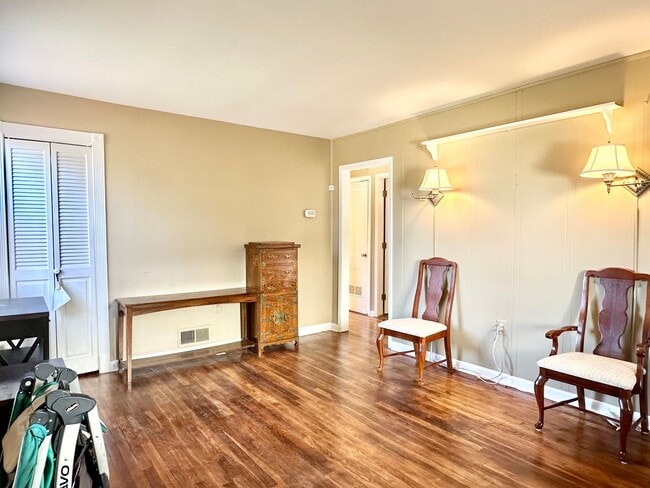 Building Photo - 4 Bed + 2 Bath - Screened in Porch! Pets W...