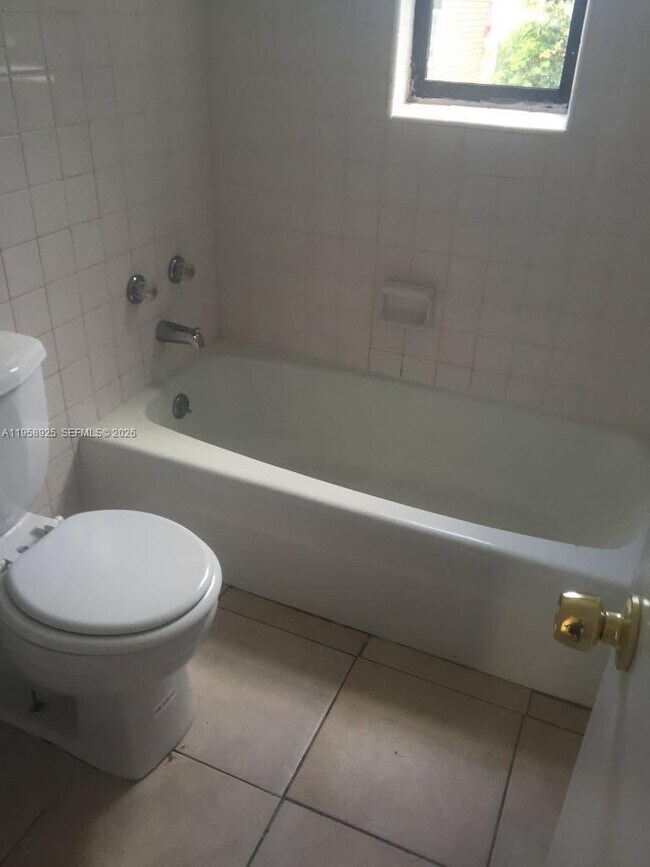 Building Photo - 726 21st St