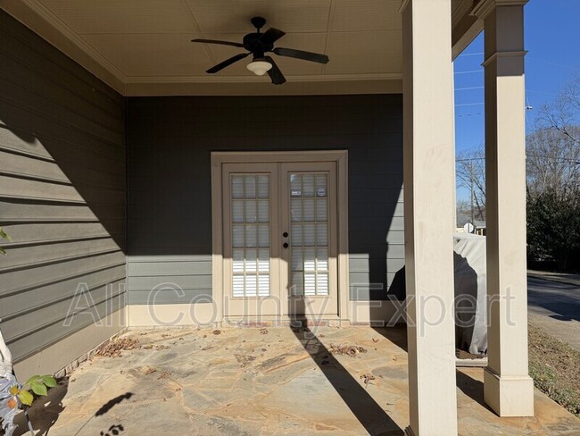 Building Photo - 1520 Vassar Ave