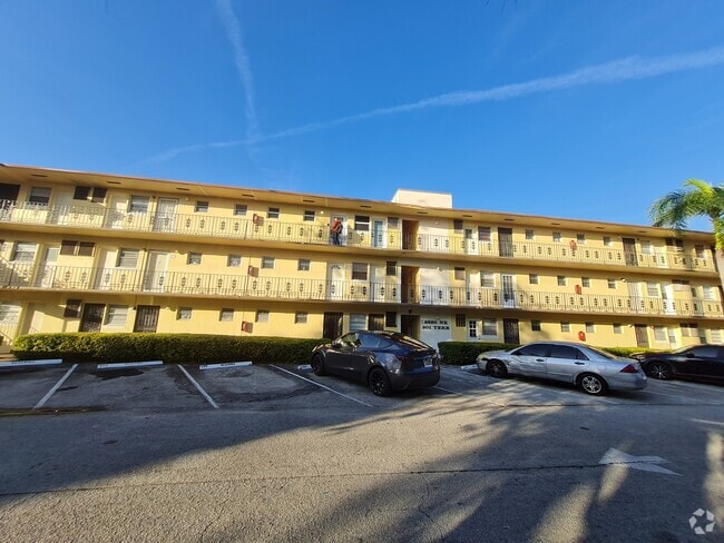 Building Photo - 20200 NE 27th Ct