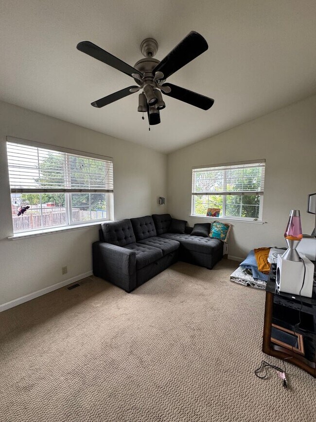Building Photo - Beautiful 3 bedroom West Side Home!