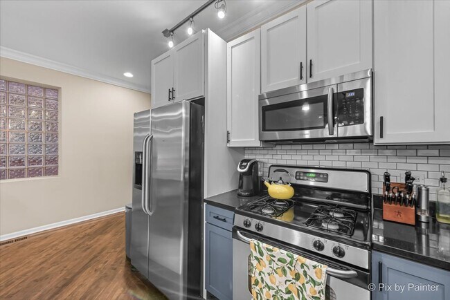 Building Photo - 1753 N Artesian Ave