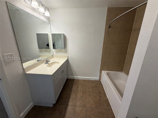 Building Photo - 2210 Hammock Square Dr