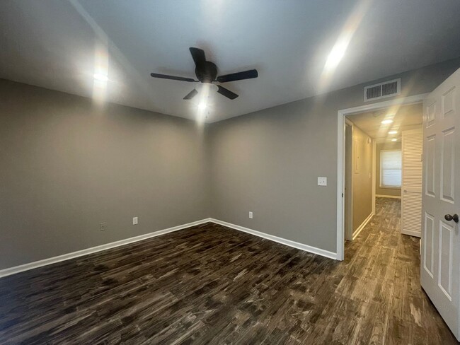 Building Photo - Beautifully renovated 2/2 in Bellevue! **M...